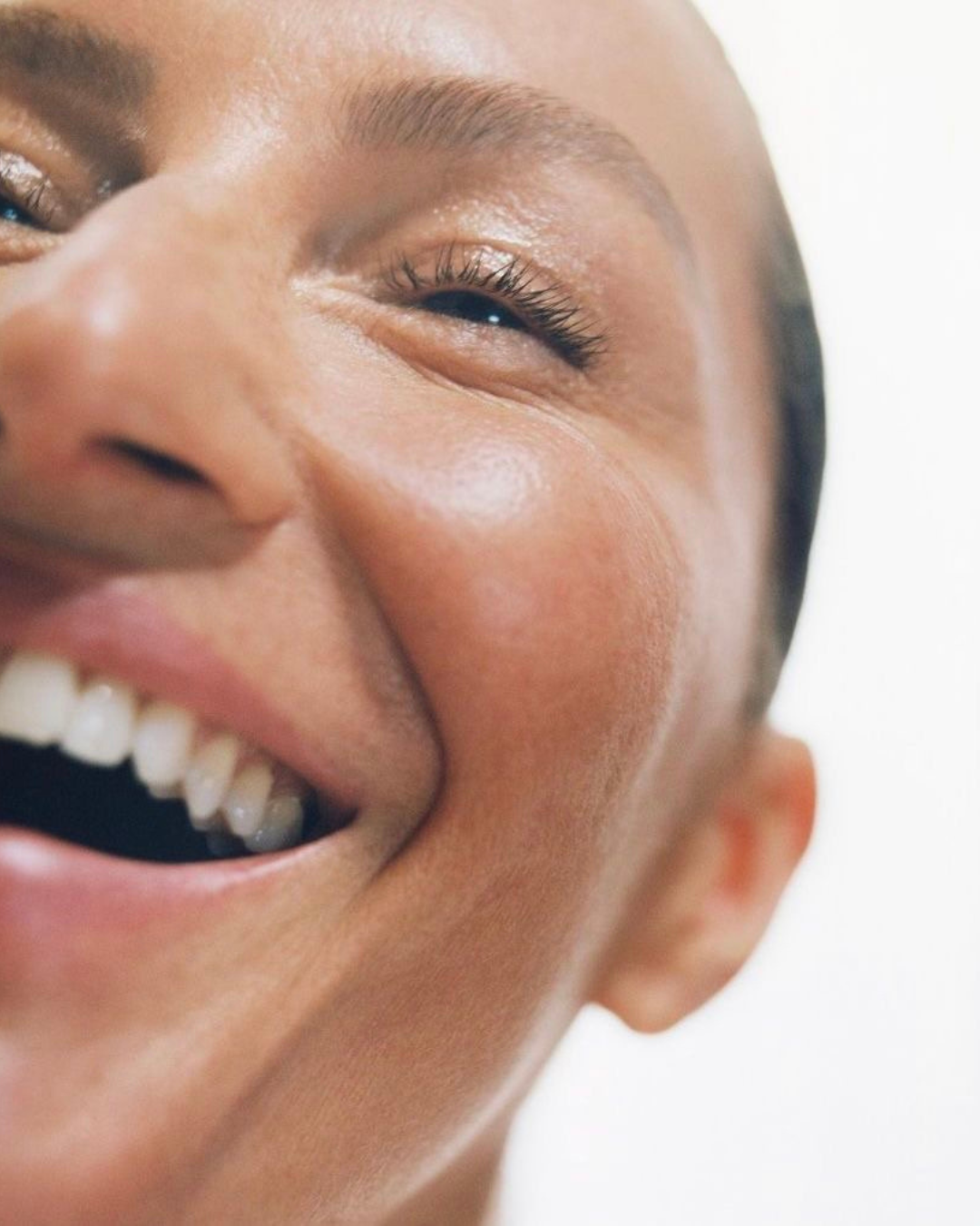 Close-up de um sorriso espontâneo — felicidade como competência treinável